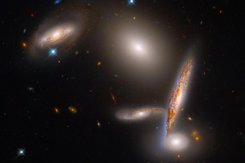 Agrupaciones de galaxias llamadas Hickson Compact Group 40, en el que podemos apreciar galaxias espirales, otra elíptica y otra lenticular. Fue tomada por el Telescopio Espacial Hubble.