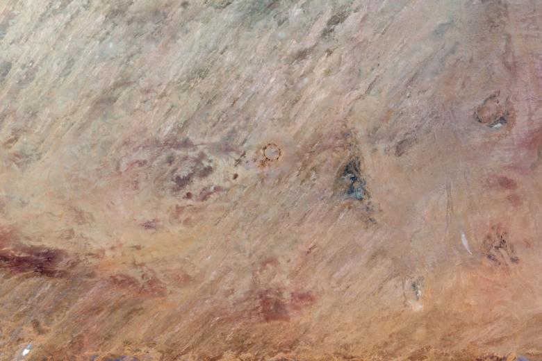 Aunque parece una imagen de Marte, se trata de lo profundo del desierto del Sáhara. En el centro de la imagen se puede ver uno de los cráteres mejor conservados de la Tierra, con 1,9 kilómetros de ancho.