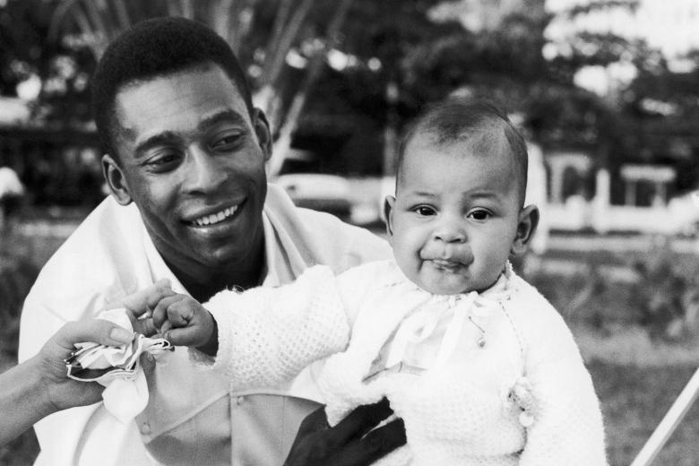 Pelé junto a su primera hija, Kelly Cristina, 1967