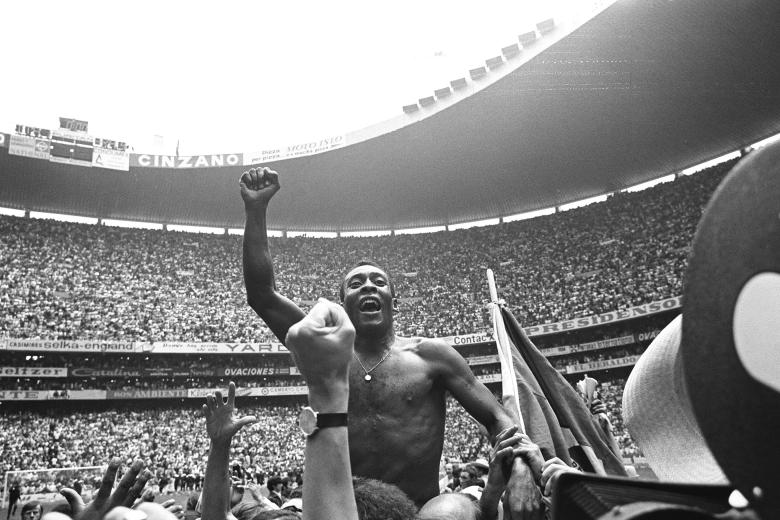 Pelé es llevado por sus hinchas por el estadio después del partido Brasil - Italia en la Copa Mundial de la FIFA 1970 en México
