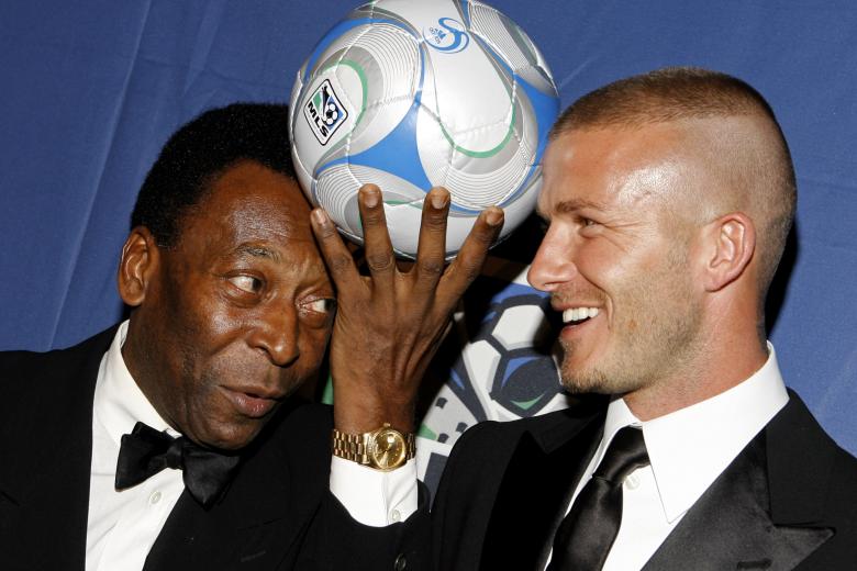 Pelé, recibe un premio de la estrella del fútbol inglés, David Beckham, durante la gala de Streets to Fields en 2008 en Nueva York.