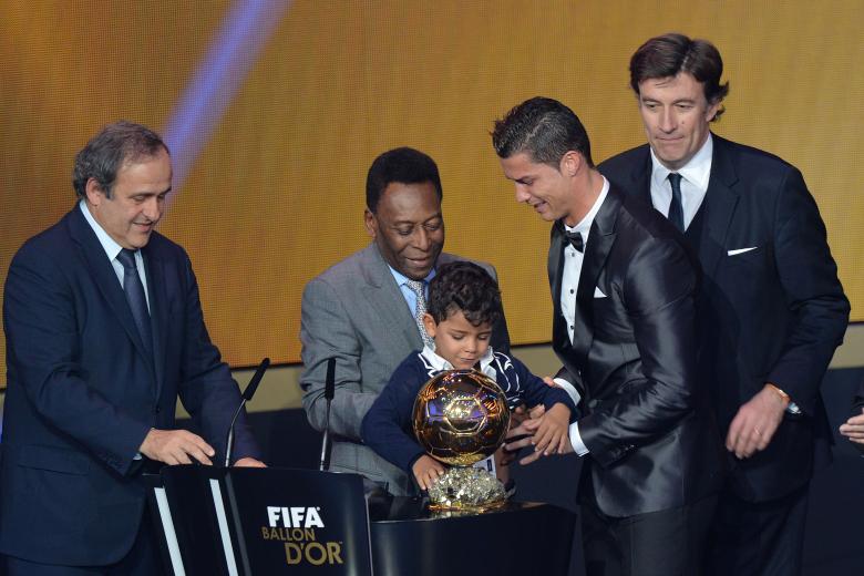 Cristiano Ronaldo y su hijo Cristiano con Pelé y Michel Platini en la gala del FIFA Ballon d'Or 2013 en el Kongresshalle de Zúrich, Suiza, el 13 de enero de 2014