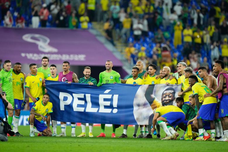 Los jugadores brasileños muestran una pancarta de Pelé después del partido de octavos de final de la Copa Mundial de la FIFA Qatar 2022 entre Brasil y Corea del Sur en el Estadio 974 el 5 de diciembre de 2022 en Doha, Qatar