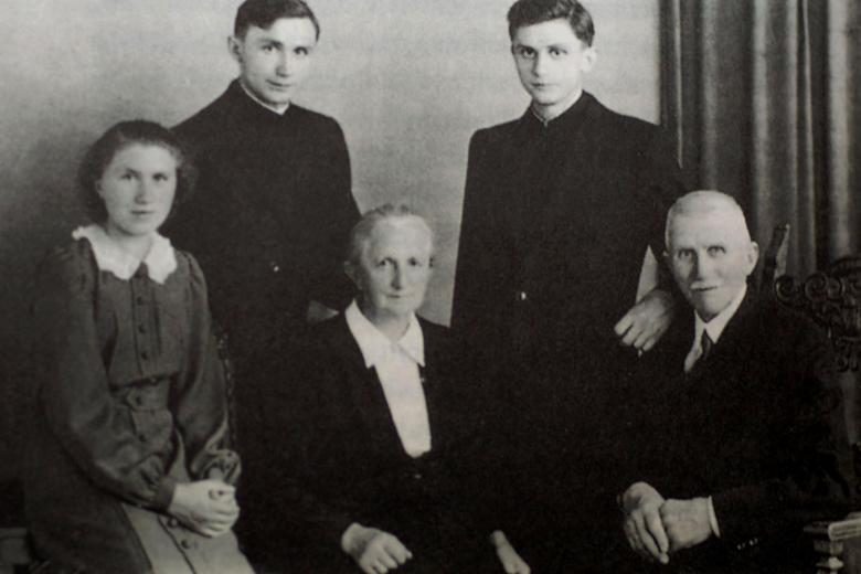 Joseph Ratzinger, de pie a la derecha, con su familia en 1951