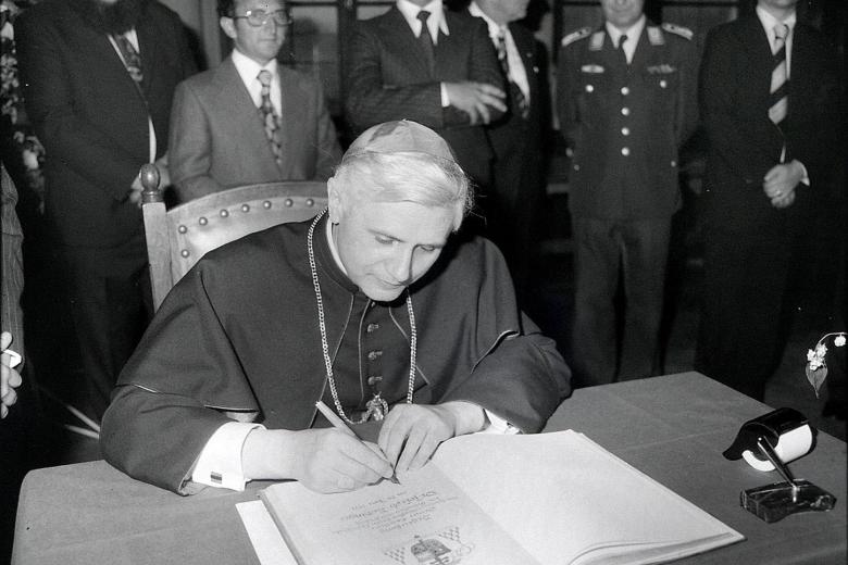 Ratzinger, en un acto público en el ayuntamiento de Freising durante su época de cardenal en 1977
