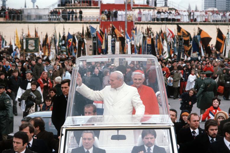 El cardenal Ratzinger con Juan Pablo II en una visita oficial a Alemania