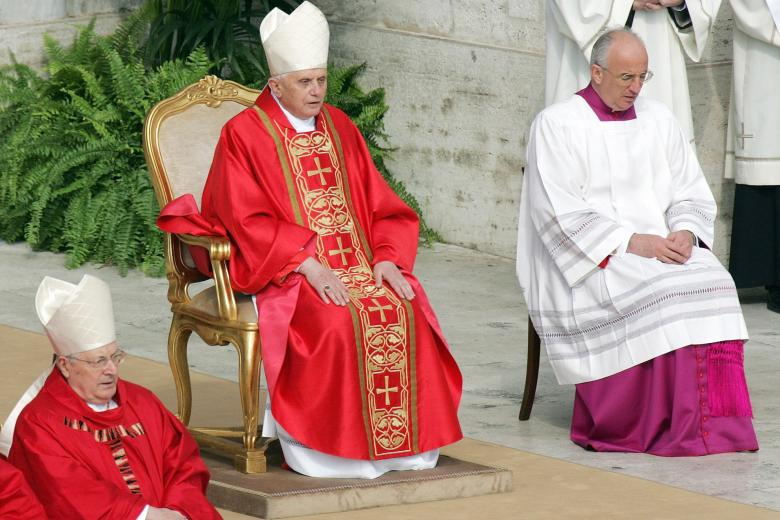 Ratzinger durante la misa funeral por Juan Pablo II, el futuro Papa fue el encargado de oficiarla
