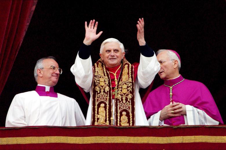 El ya electo Benedicto XVI saluda desde el balcón de la Basílica de San Pedro