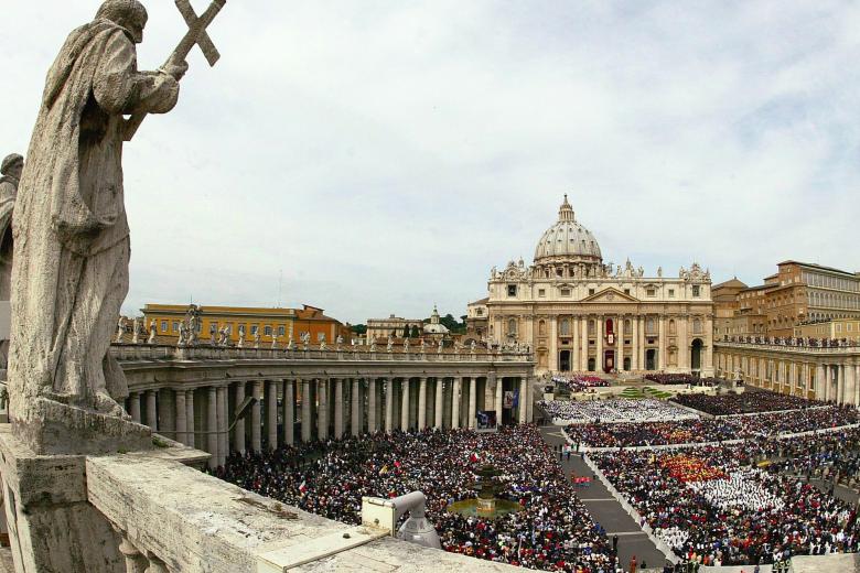 Miles de personas se congregaron en la Plaza de San Pedro para seguir la misa de ascenso al trono