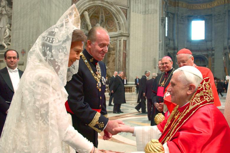 Sus Majestades Juan Carlos I y Sofía saludan a Benedicto XVI tras su ascensión