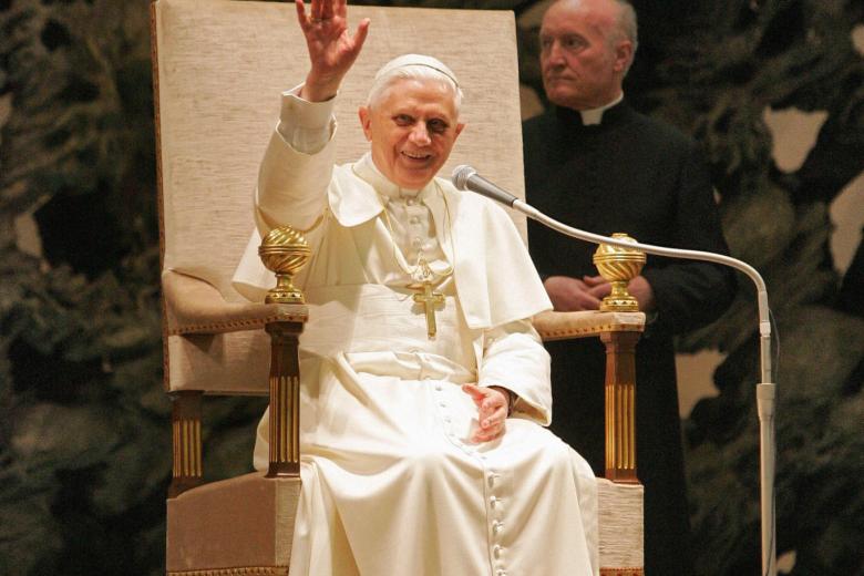 Benedicto XVI en la rueda de prensa que siguió a su ascensión al trono papal