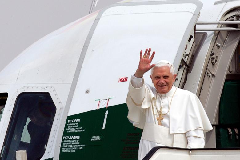 Benedicto XVI saluda desde la escalerilla del avión a las personas que le recibieron en el aeropuerto de Manises en su visita a Valencia