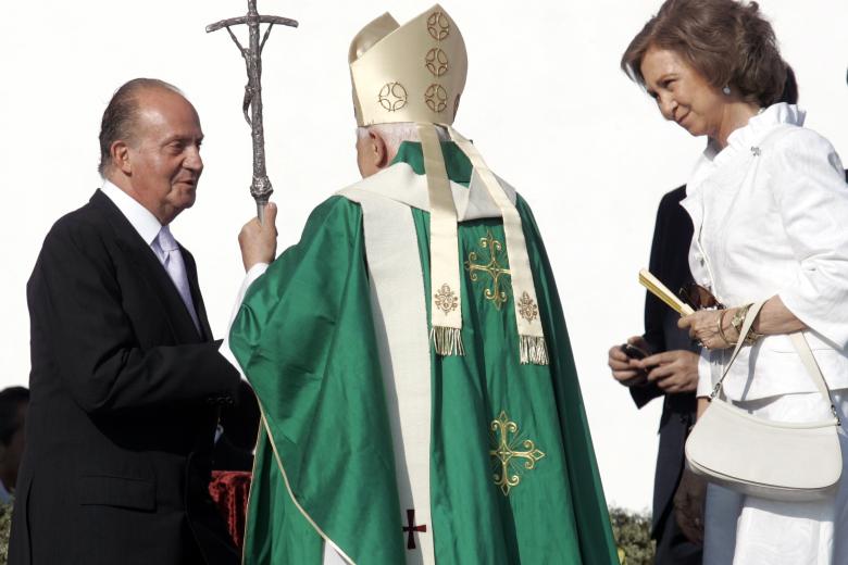 Los Reyes de España reciben a Benedicto XVI en el altar situado en la Ciudad de las Artes y las Ciencias de Valencia