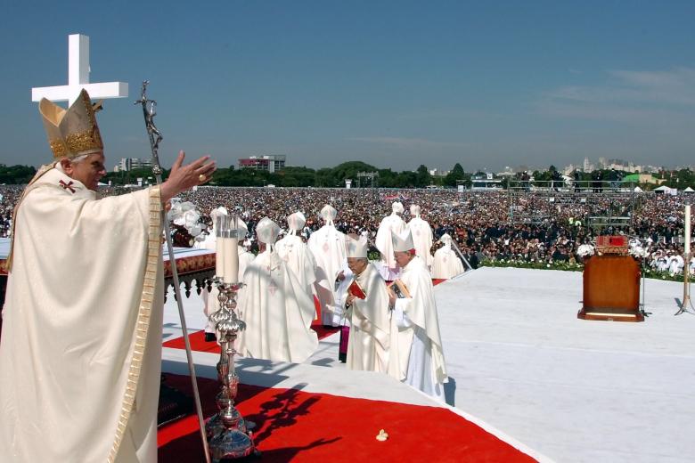 Benedicto XVI bendice a las personas congregadas en Sao Paulo, con motivo de la canonización de Fray Galvao