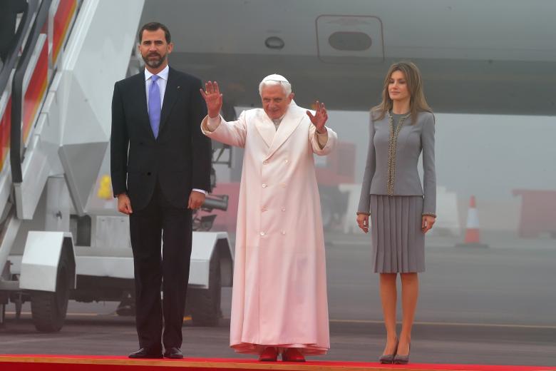 Los Príncipes de Asturias reciben a Benedicto XVI en el aeropuerto durante su visita a Santiago de Compostela con motivo del Año Santo Compostelano