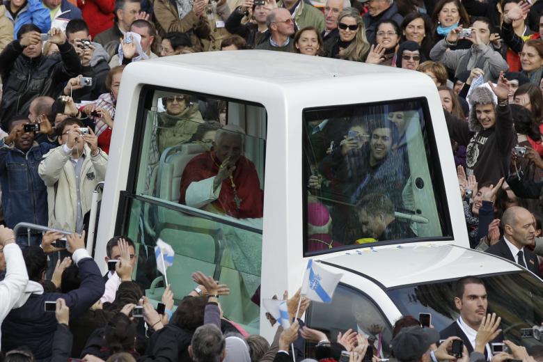 Benedicto XVI en el papamóvil a su llegada a la Plaza del Obradoiro