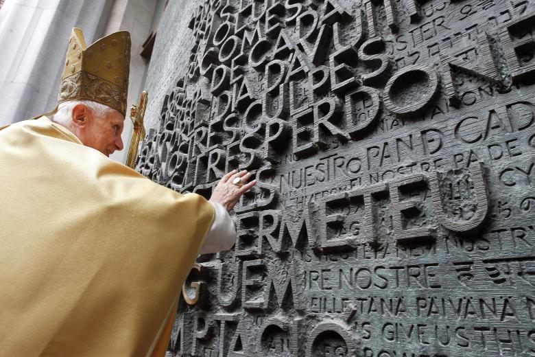 Benedicto XVI bendice la puerta de entrada a la Sagrada Familia
