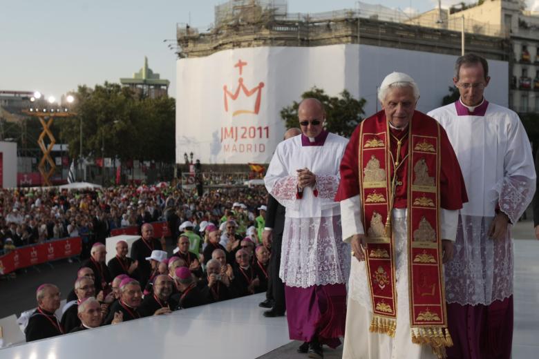 Benedicto XVI a su llegada a la madrileña Plaza de Cibeles