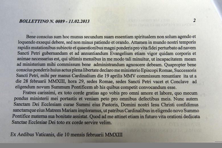 Nota, escrita en latín, que Benedicto XVI leyó para anunciar su renuncia por “falta de fuerzas”