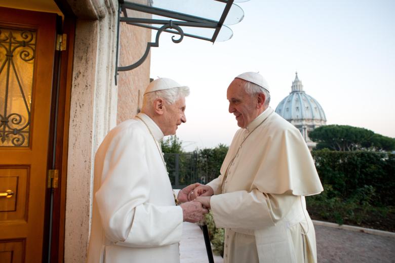 Benedicto XVI recibe el saludo del Papa Francisco en El Vaticano
