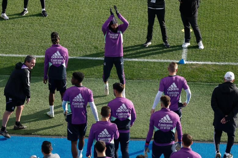 Benzema ha aplaudido a los aficionados justo cuando ha salido al Estadio Alfredo Di Stéfano