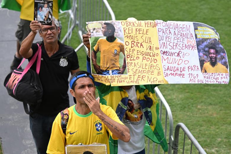 Centenares de aficionados brasileños guardaban fila ante la puerta del estadio del Santos