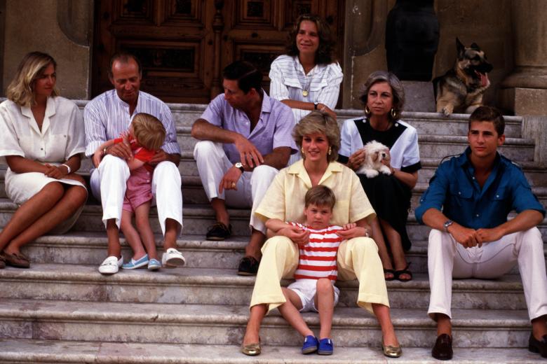 POSADO DE LA FAMILIA REAL ESPAÑOLA JUNTO AL PRINCIPE CARLOS , LA PRINCESA DIANA DE GALES Y SUS HIJOS
PALCIO DE MARIVENT , AÑO 1987
PALMA DE MALLORCA

Prince Harry of England holds hands with host King Juan Carlos of Spain while looking at his mother Diana, Princess of Wales Sunday at the  entrance of Marivent Palace, Palma de Majorca, Spain, where guests of the Spanish Royal Family, spending a week's vacation, posed for photographers on Sunday, August 9, 1987.  Top row is Princess Elena; In second row from top is Princess Christina, King Juan Carlos, Prince Charles of England,  and Queen Sophia of Spain. In bottom row is Prince Harry of England; Diana Princess of Wales;  Prince William of England, and Prince Felipe.of Spain.  Princesses Christina and Elena and prince Felipe are Juan Carlos's and Queen Sophia's children.
