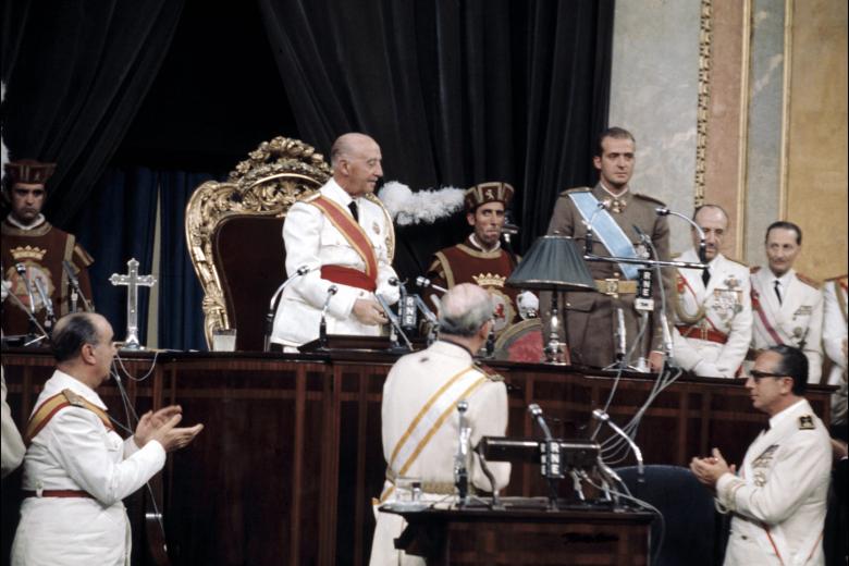 Francisco Franco propone al entonces Príncipe Juan Carlos como sucesor a título de Rey, en 1969