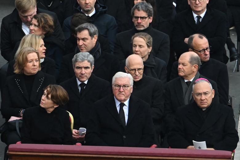 German President Frank-Walter Steinmeier (Front C) and German Chancellor Olaf Scholz (middle R) attend the funeral mass of Pope Emeritus Benedict XVI at St. Peter's square in the Vatican, on January 5, 2023. - Pope Francis will preside on January 5 over the funeral of his predecessor Benedict XVI at the Vatican, an unprecedented event in modern times expected to draw tens of thousands of people. (Photo by Filippo MONTEFORTE / AFP)