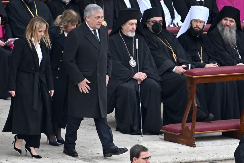 Vatican City (Vatican City State (holy See)), 05/01/2023.- Italian Prime Minister Giorgia Meloni (L) and Italian Minister for Foreign Affairs Antonio Tajani (3-L) attend the funeral ceremony of Pope Emeritus Benedict XVI (Joseph Ratzinger) in Saint Peter's Square, Vatican City, 05 January 2023. Former Pope Benedict XVI died on 31 December 2022 at his Vatican residence, at the age 95. (Papa) EFE/EPA/ETTORE FERRARI