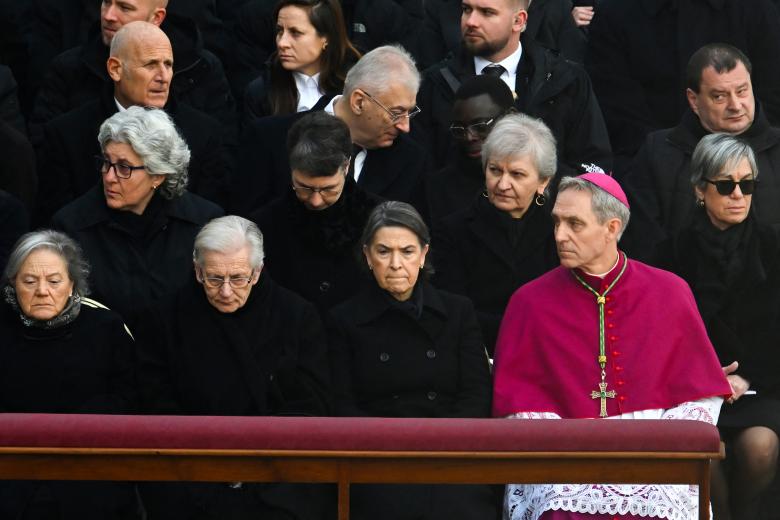 El secretario personal de Benedicto XVI, Georg Gaenswein, sentado a la derecha de las laicas consagradas que vivían con Ratzinger en el monasterio Mater Ecclesiae