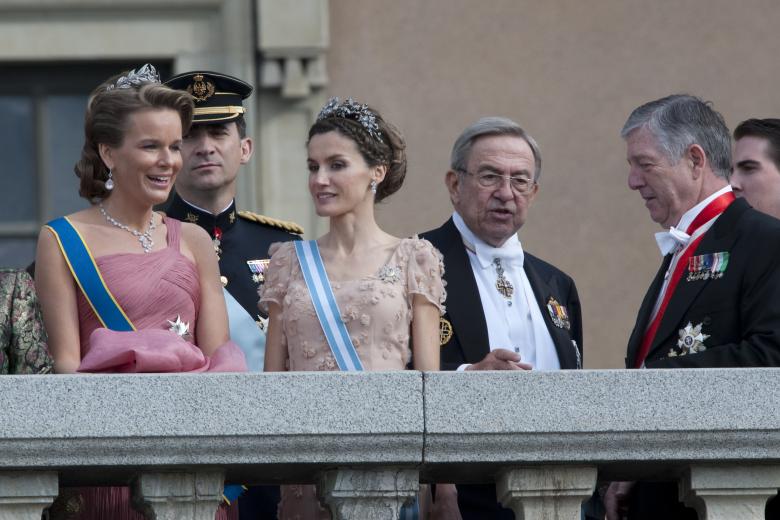 La Princesa Matilde, la Reina Letizia y el Rey Felipe VI con Rey Constantino de Grecia en el Balcón del Palacio Real tras su boda en Estocolmo Suecia