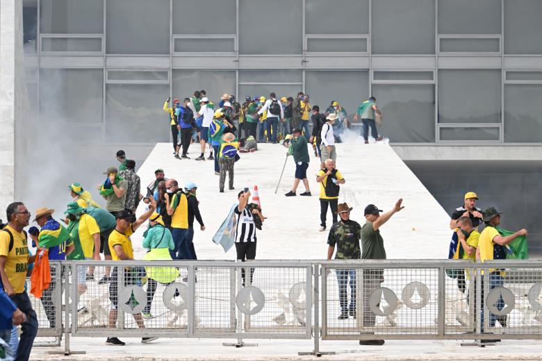 Partidarios del expresidente brasileño Jair Bolsonaro chocan con la policía durante una manifestación frente a la sede del Congreso Nacional de Brasil en Brasilia