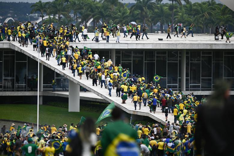Manifestantes contra los resultados electorales y el gobierno del recién posesionado presidente Lula da Silva durante el asalto al Congreso brasileño