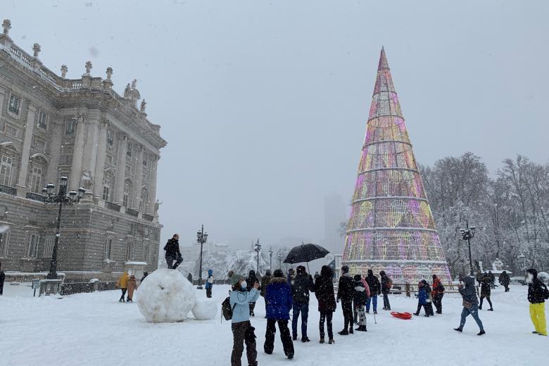 Vista del Palacio Real durante la gran nevada de enero de 2021, en Madrid.