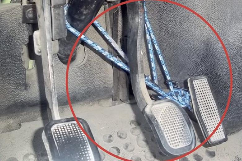 Sencillamente sin palabras. No llegamos a entender la finalidad de esta lío de cables que rodean a los pedales, probablemente se haya roto el muelle del pedal que lo devuelve a su posición inicial y traten de repararlo con esta verdadera chapuza