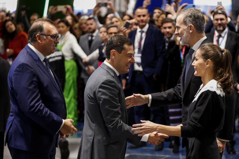 Los reyes Felipe y Letizia saludana al presidente de la Junta de Andalucía, Juanma Moreno (c) y al consejero de Turismo, Cultura y Deporte de la Junta, Arturo Bernal (i)