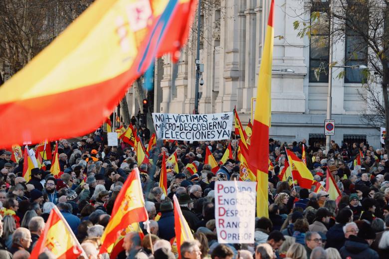 Las banderas de España y los mensajes contra el Gobierno y sus socios han abarrotado Cibeles