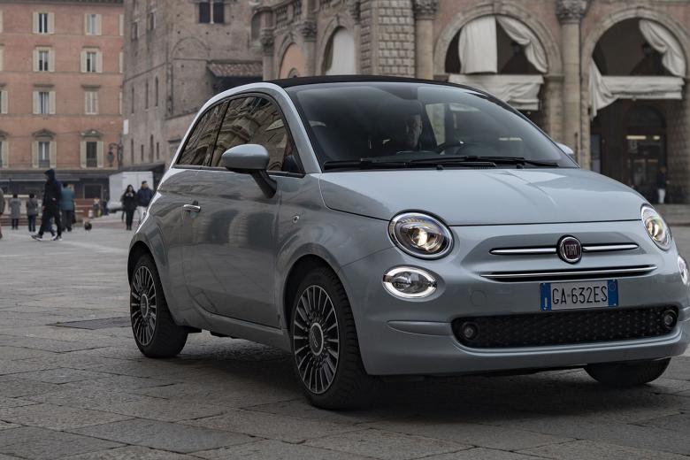 Fiat 500 hybrid. No existe en el mercado un utilitario con más clase y elegancia que el pequeño italiano. Cuesta 17.000 euros y su interior es pequeño pero muy coqueto. Con una carrocería de 3,57 metros de largo es un verdadero virtuoso en la ciudad al aparcar en plazas inverosímiles