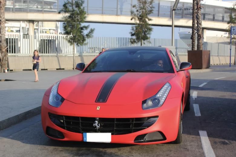 Durante su etapa en Barcelona se dejó ver en un espectacular Ferrari FF negro, un coche de casi 300.000 euros y un motor de 660 caballos de potencia que alcanza los 335 kilómetros/hora de velocidad y tiene un 0-100 kilómetros/hora de 3,7 segundos