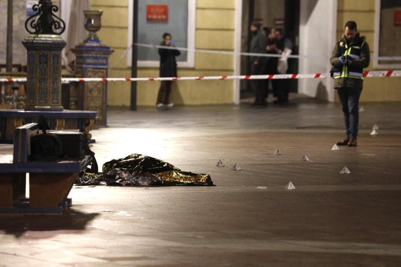 Un cadáver yace bajo una manta térmica la Plaza Alta de Algeciras