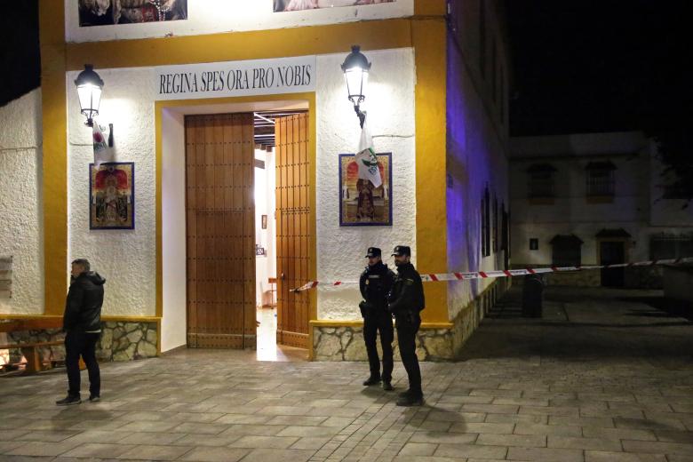 La policía asegura el área donde un hombre fue asesinado en Algeciras