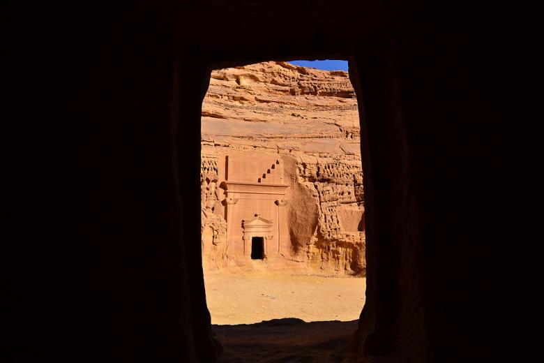La arquitectura religiosa estuvo representada principalmente por los templos nabateos, representados por varios modelos arquitectónicos construidos para adaptarse a los rituales de adoración nabateos, sobre todo el Gran Templo y el Templo de los Leones Alados.18
Los nabateos edificaron numerosos lugares para la práctica religiosa y el culto. Conocidos como "lugares altos", los santuarios, templos y altares solían ser edificaciones al aire libre ubicadas en lo alto de las montañas cercanas.19 Esos lugares creados a lo largo del reino nabateo estarían dedicados a la adoración del mismo dios(es), y sería la forma en que llevarían a cabo la adoración la que variaría de un sitio a otro. La ofrenda iría desde bienes materiales y alimentos hasta sacrificios vivos de animales, y tal vez de humanos.