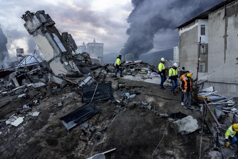 Son muchos los equipos de rescate que peinan los edificios destruidos en busca de supervivientes