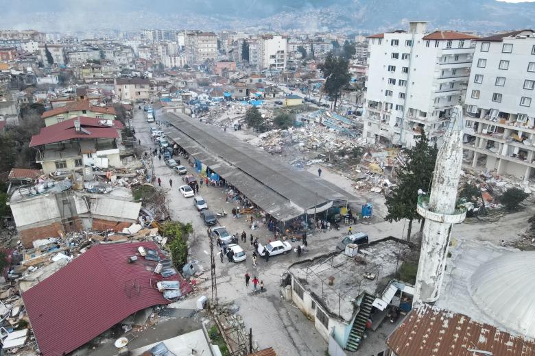 Edificios enteros del distrito de Emek en la ciudad turca de Hatay se han derrumbado, encerrando bajo los escombros a decenas de ciudadanos turcos