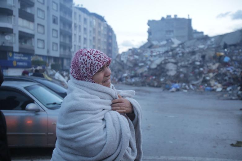 Una mujer llora en la ciudad turca de Hatay ante los escombros donde han fallecido familiares suyos
