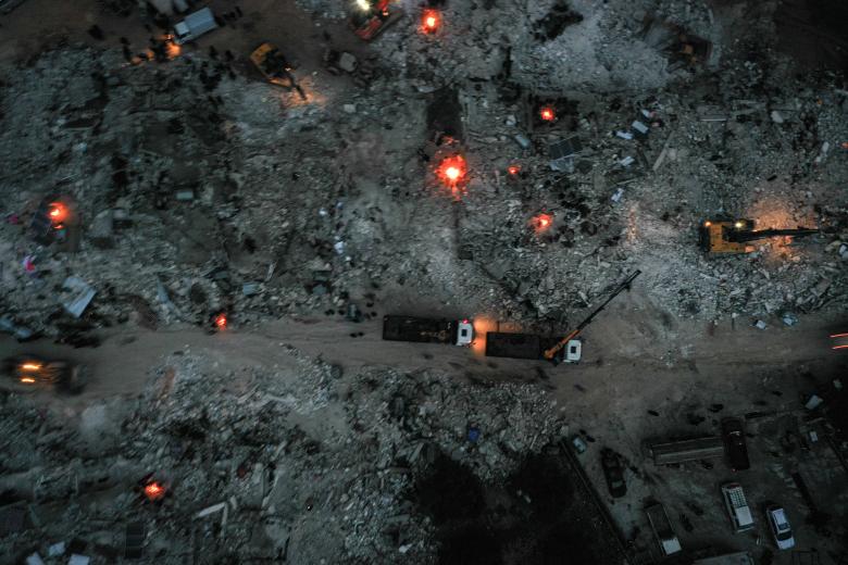 Equipos de rescate trabajan entre los escombros buscando supervivientes contrarreloj