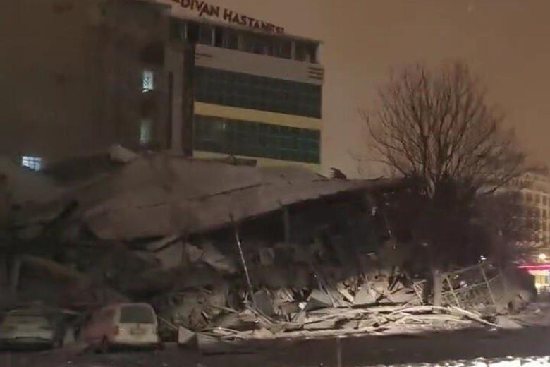 Hotel Avsar en febrero 2023. Este edificio se derrumbó debido a uno de los terremotos registrados en Turquía el pasado lunes