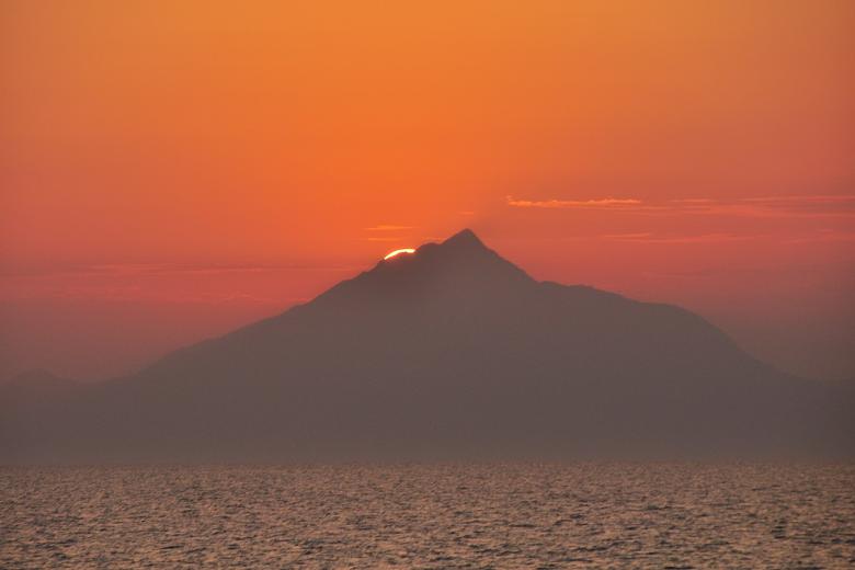 hay toda una península en el norte de Grecia, ahora una república semiautónoma de monjes ortodoxos orientales, que durante más de 1000 años ha prohibido que las mujeres ingresen a sus fronteras.

Adentrándose en el Mar Egeo, los residentes del Monte Athos son privilegiados en más de un sentido. Cubierto de bosque mediterráneo, las laderas del Monte Athos (también conocido como Montaña Sagrada) albergan veinte impresionantes monasterios y otras construcciones religiosas más pequeñas con vistas a la costa. Ha sido reconocido como Patrimonio de la Humanidad por la UNESCO.

Mientras tanto, la montaña Athos, de la que la península toma su nombre, se eleva hasta los 2.033 metros (6.670 pies). Según la mitología griega , la montaña se creó cuando Athos arrojó una enorme roca a Poseidón . Mientras que los monjes comenzaron a establecerse en el Monte Athos en el siglo V, el Monasterio de la Gran Lavra fue el primero en ser fundado en el año 963 dC por el monje bizantino Atanasio el Atonita con el apoyo del emperador bizantino.

El monte Athos es conocido como el Jardín de la Virgen María ya que los cristianos athonitas afirman que la Virgen María y el evangelista Juan terminaron de visitarlo debido al mal tiempo. Mary aparentemente se enamoró tanto de su belleza que pidió que se la regalaran. Luego resonó una voz; “Que este lugar sea vuestra herencia y vuestro jardín, un paraíso y un refugio de salvación para los que buscan ser salvos”.