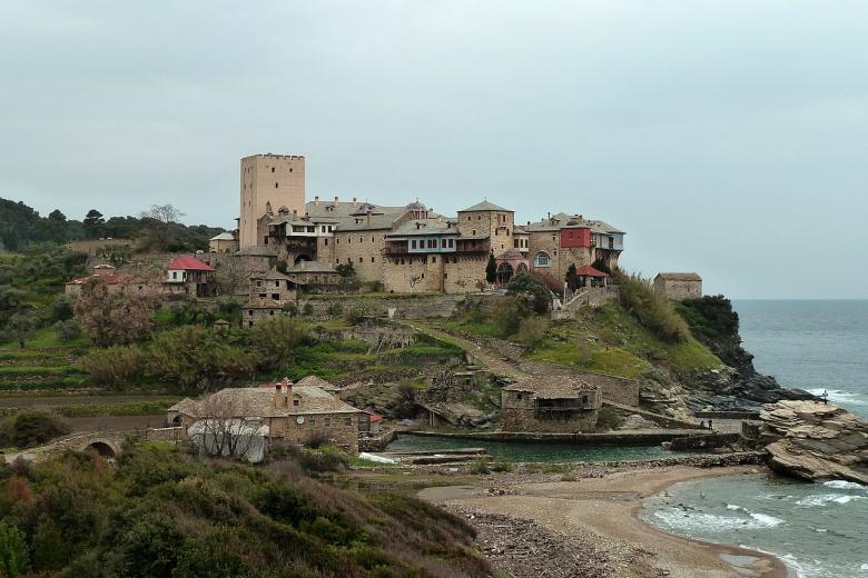 Ha sido reconocido como Patrimonio de la Humanidad por la UNESCO. Mientras tanto, la montaña Athos, de la que la península toma su nombre, se eleva hasta los 2.033 metros (6.670 pies). Según la mitología griega , la montaña se creó cuando Athos arrojó una enorme roca a Poseidón . Mientras que los monjes comenzaron a establecerse en el Monte Athos en el siglo V, el Monasterio de la Gran Lavra fue el primero en ser fundado en el año 963 dC por el monje bizantino Atanasio el Atonita con el apoyo del emperador bizantino. El monte Athos es conocido como el Jardín de la Virgen María ya que los cristianos athonitas afirman que la Virgen María y el evangelista Juan terminaron de visitarlo debido al mal tiempo. Mary aparentemente se enamoró tanto de su belleza que pidió que se la regalaran. Luego resonó una voz; “Que este lugar sea vuestra herencia y vuestro jardín, un paraíso y un refugio de salvación para los que buscan ser salvos”.